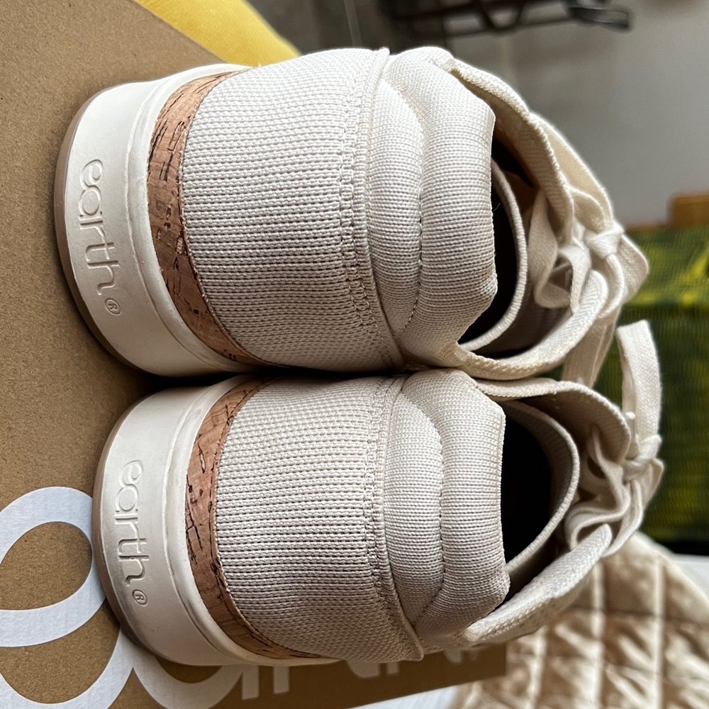 Cute women’s sneakers size 12! - Picture 6 of 9